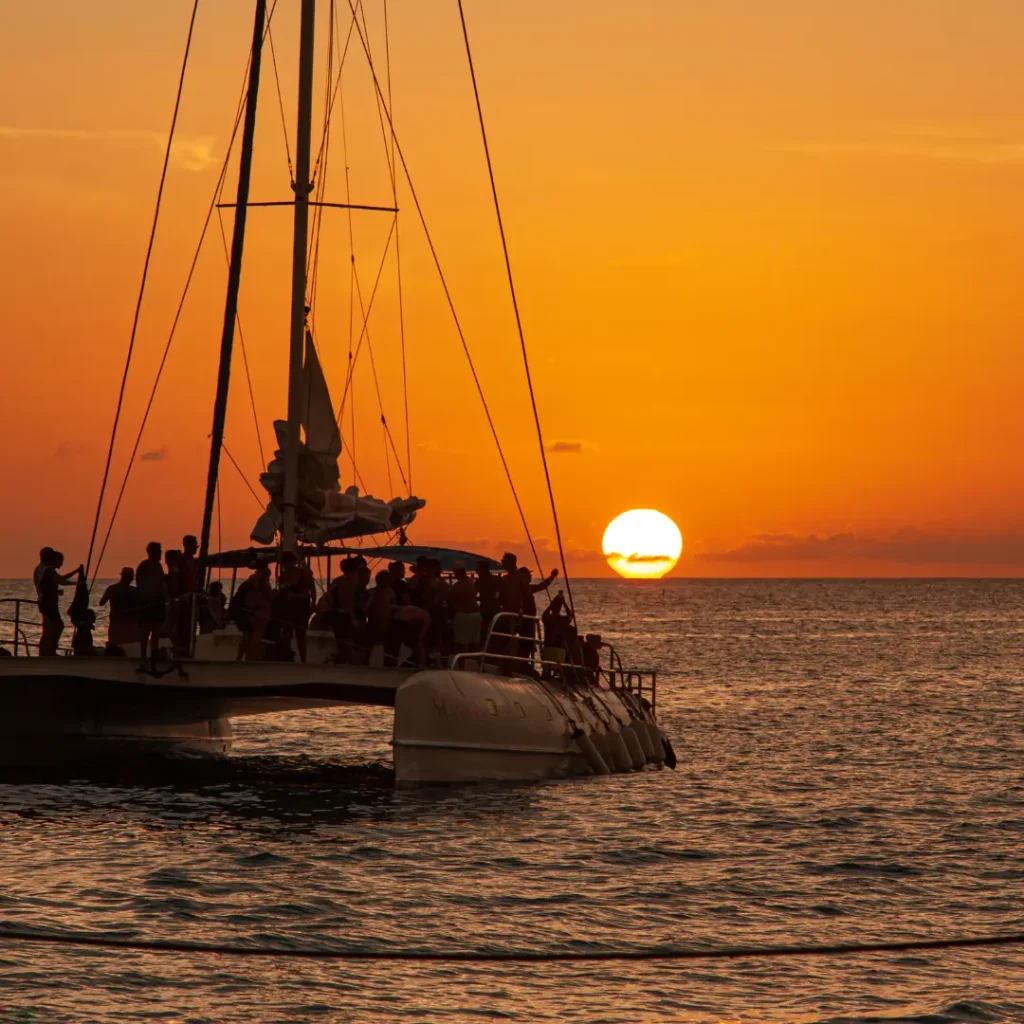 velero al atardecer en Santa Marta con colores cálidos y horizonte marino