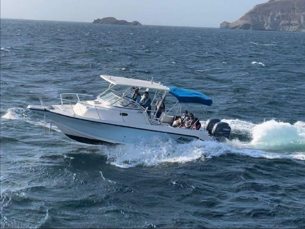 Lancha rápida surcando las aguas del Caribe cerca de Santa Marta.