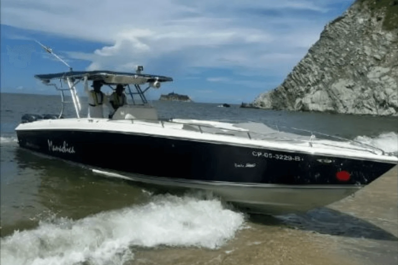 Lancha Mamachica en alquiler en Santa Marta, ideal para paseos y turismo en el mar.