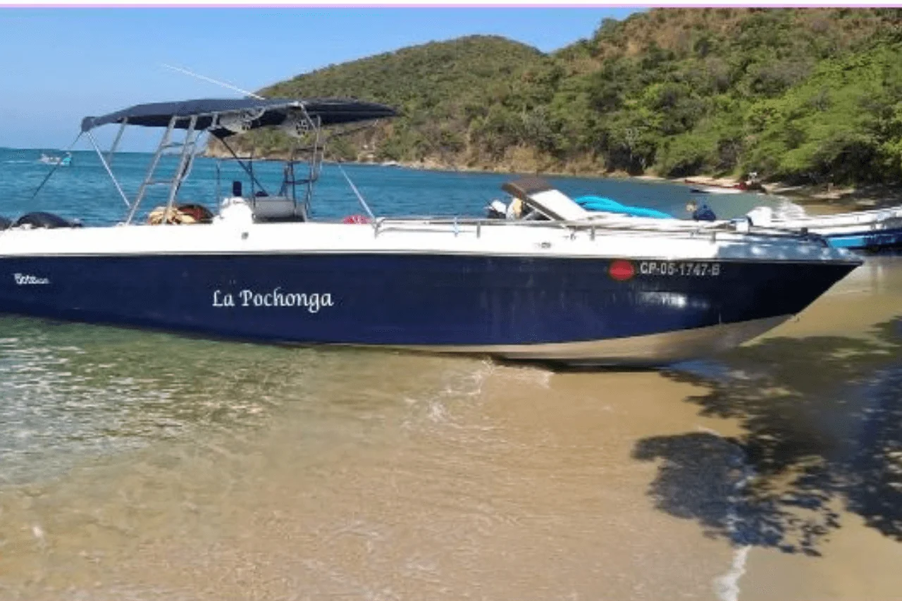 Lancha La Pochonga en alquiler en Santa Marta, una opción clásica para explorar el Caribe.